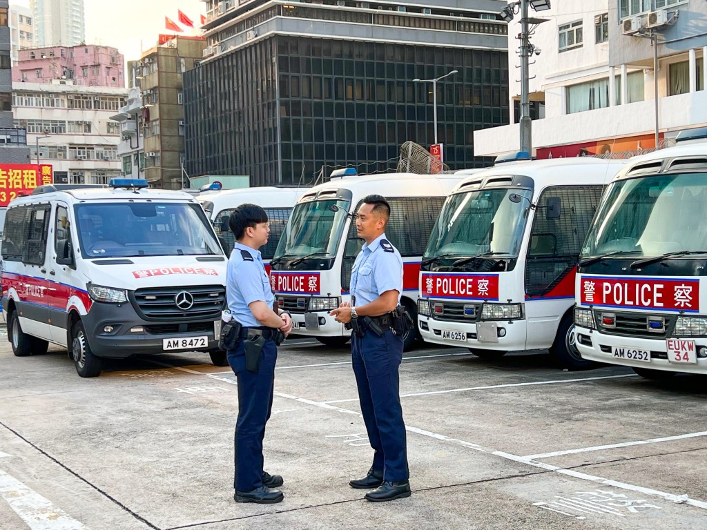 警長湯順添(右)和警員陳文煜(左)駐守旺角警署報案室，日常主要工作是處理市民的報案和查詢。