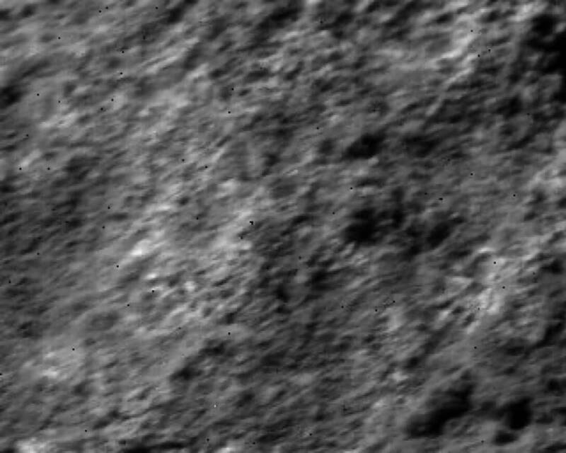 登月探测器发回首张由多波段光谱相机所拍摄的月岩照片。