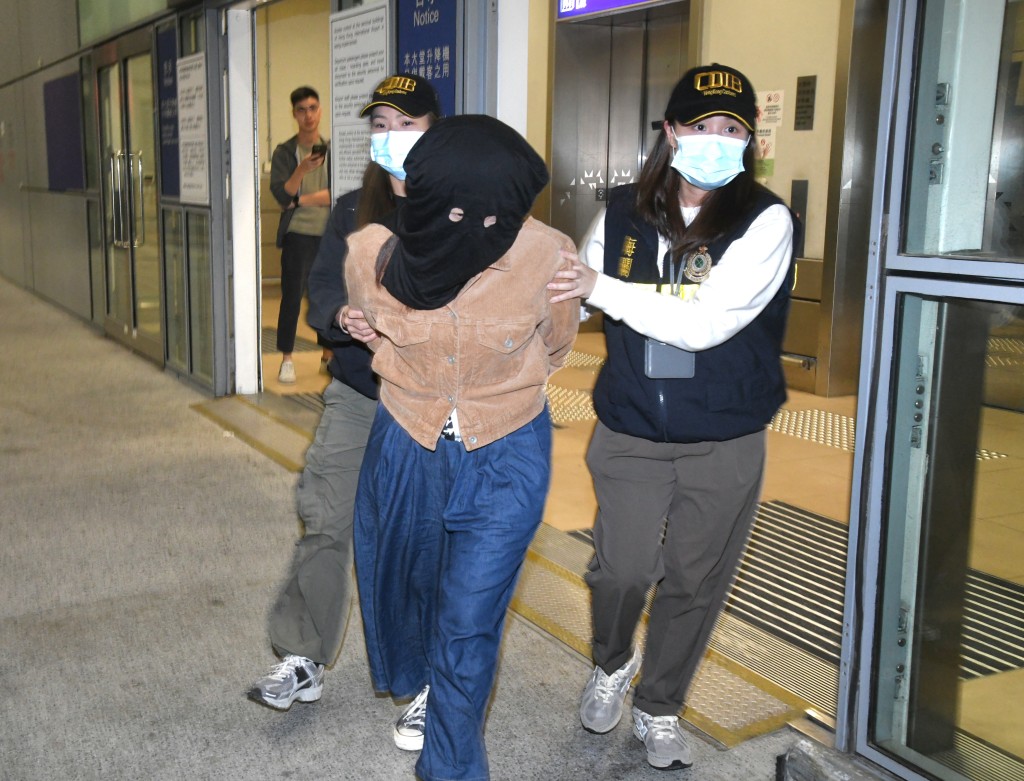 海關拘捕兩名泰國返港男女。徐裕民攝