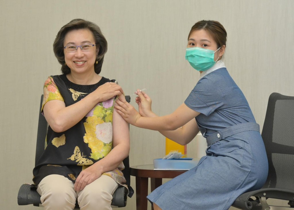 公务员事务局局长杨何蓓茵接种流感疫苗。杨何蓓茵fb