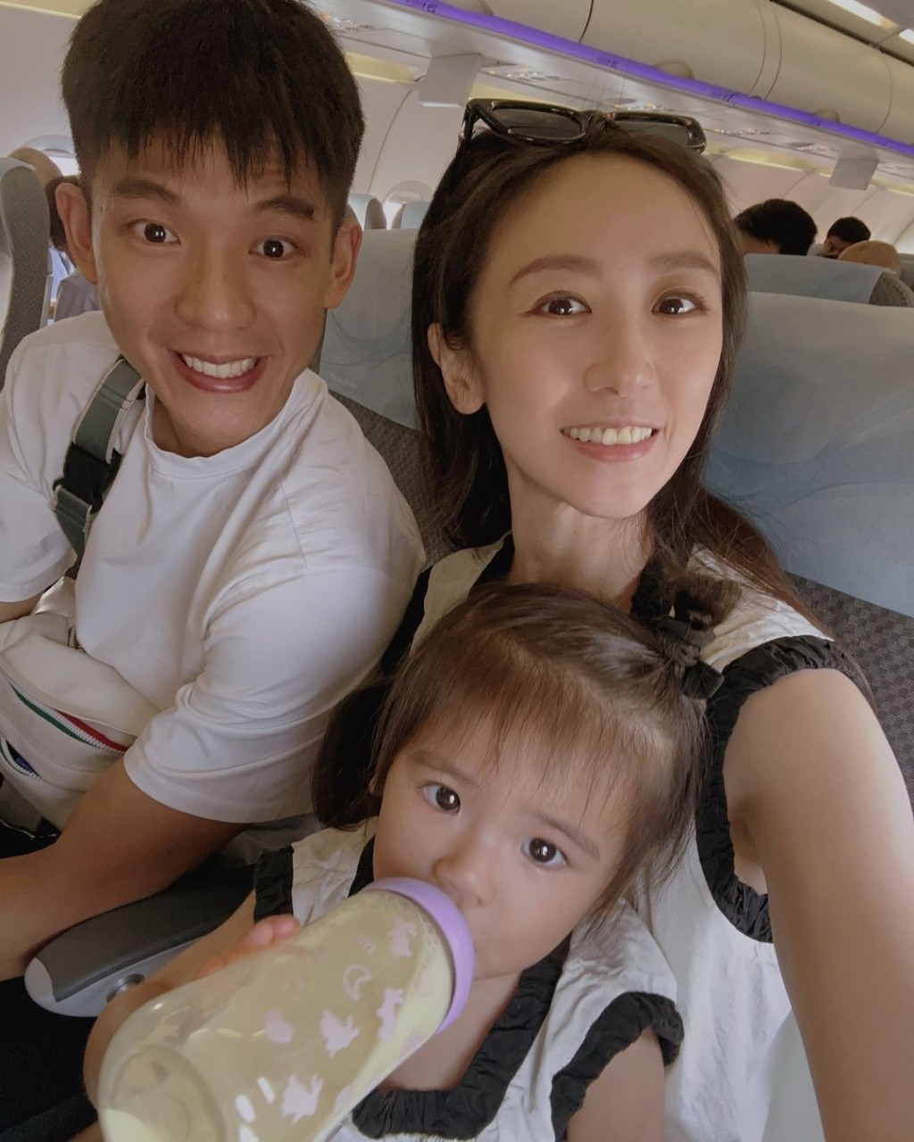 蔡允潔一家三口合影。