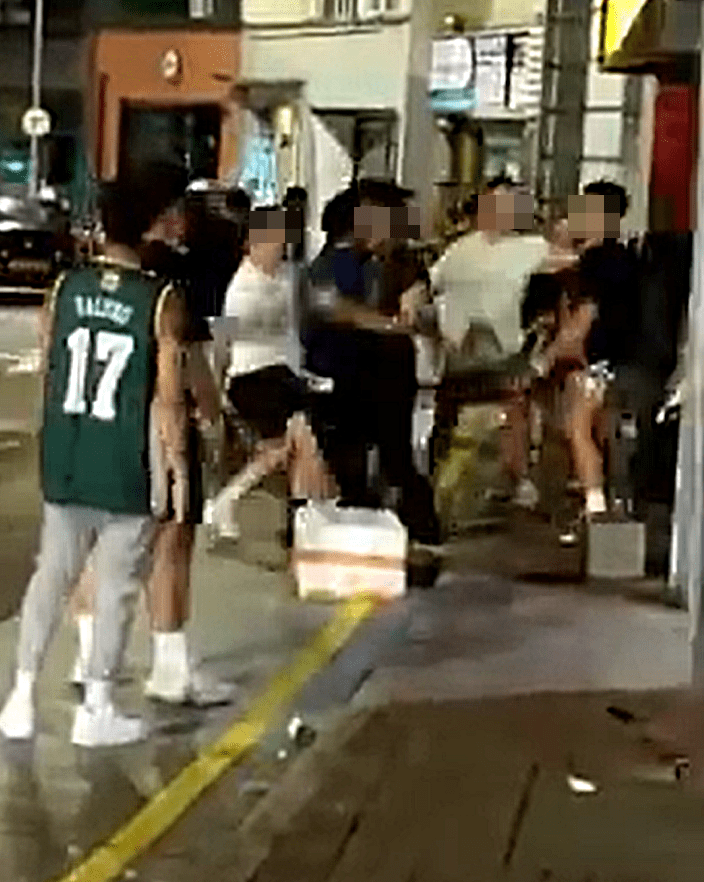 两班人马街头互相推撞。fb：香港江湖日报