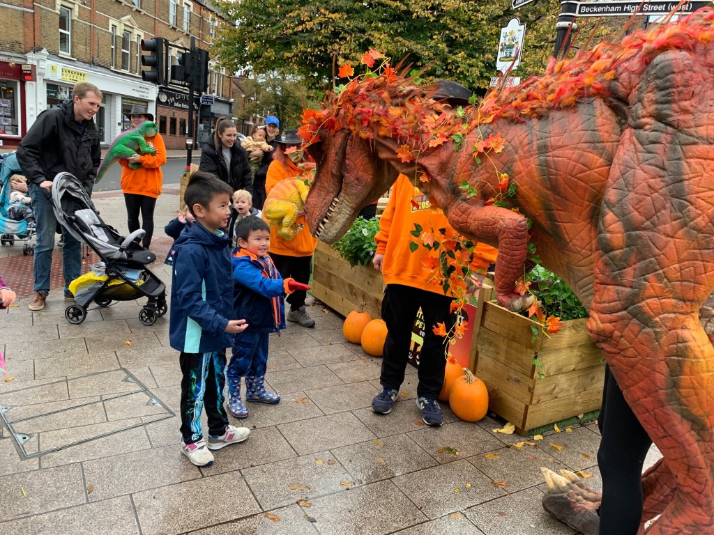 Bromley附近的小鎮都會舉辦萬聖節活動，Ashley帶同兩名小孩參與，湊湊熱鬧。