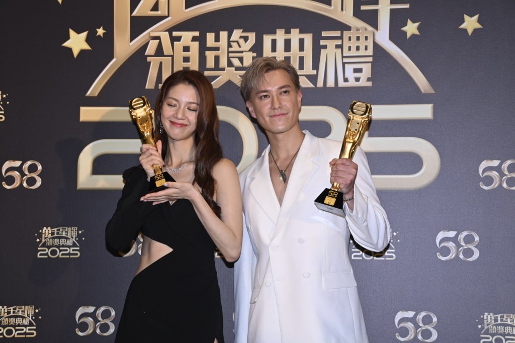 終聞戀人同框！