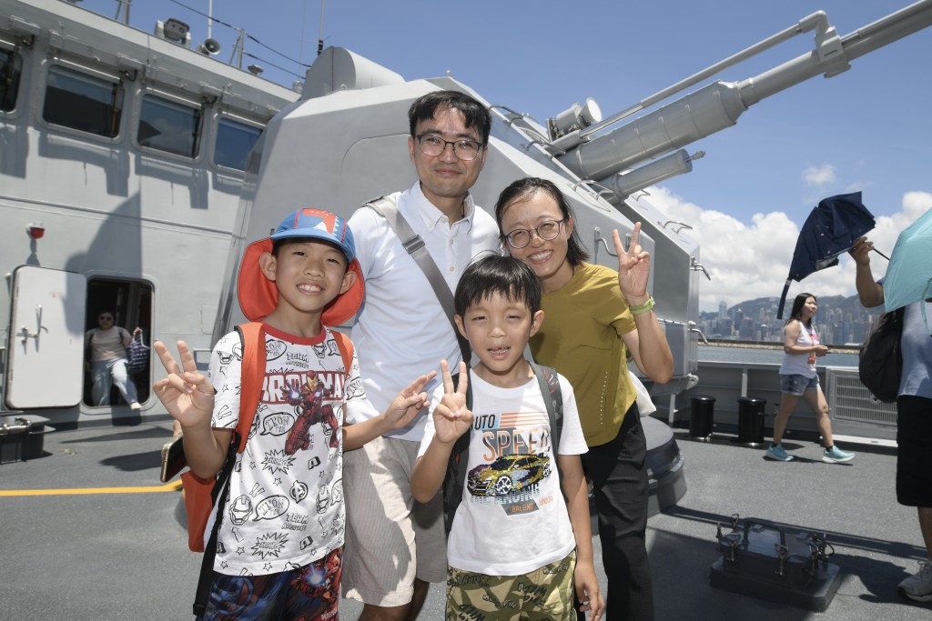 黃氏一家參觀過營內的運輸艦後,等了近45分鐘方成功登上「宿遷艦」參觀。 黃氏一家參觀過營內的運輸艦後,等了近45分鐘方成功登上「宿遷艦」參觀。