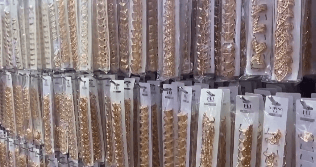 內媒披露廉價合金首飾，鎘元素最高超標9000多倍。 央視截圖