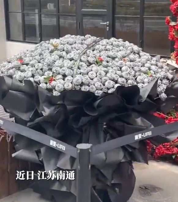 特制999朵「钢丝球玫瑰」要千元人民币材料及手工费。影片截图