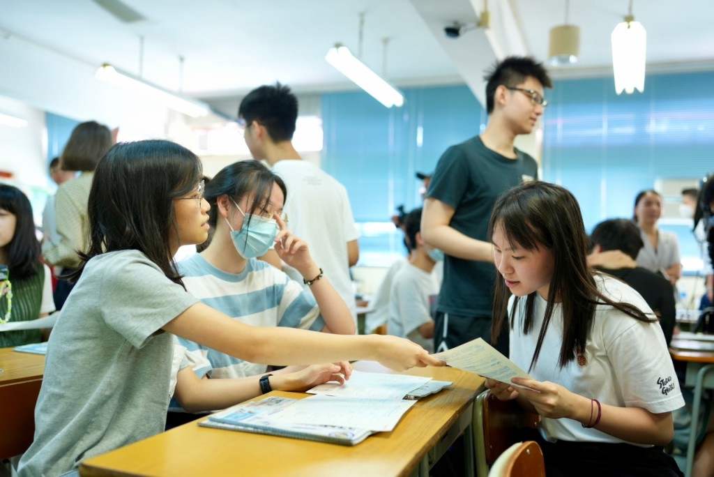 中國婦女會中學放榜課室情況。劉駿軒攝