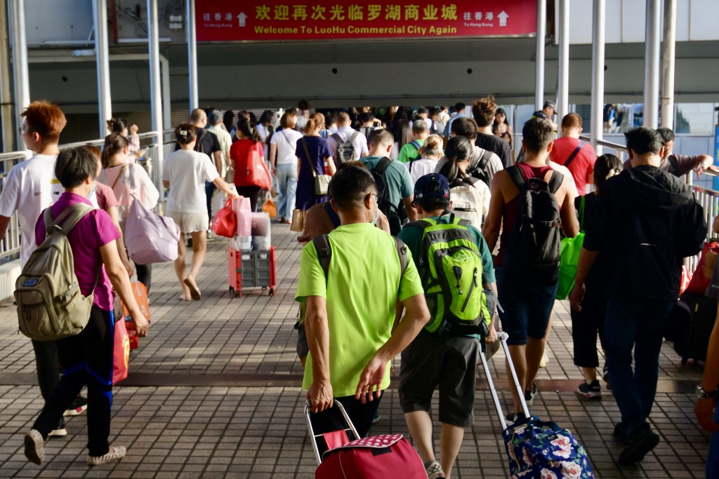 《星島》記者傍晚在羅湖口岸，回港人潮5時許開始逐漸增多。歐樂年攝