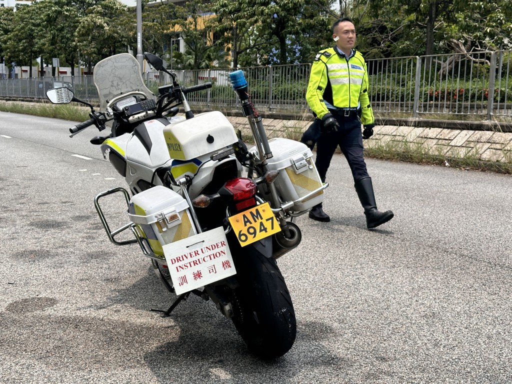 警员驾电单车训练期间失控自炒。