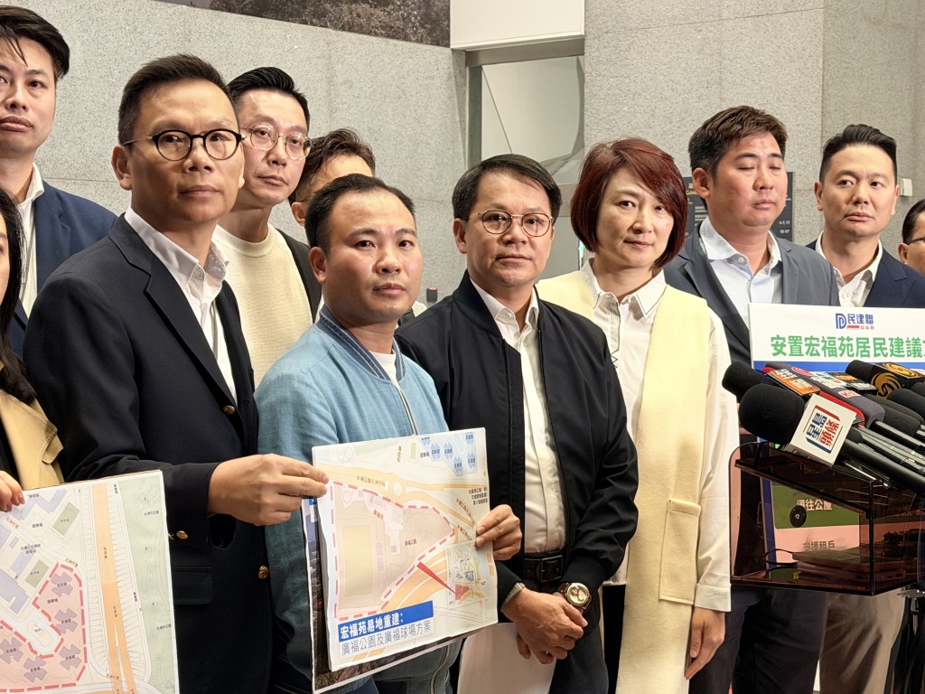 民建聯向財政司副司長黃偉綸提交5項安置方案,以及提出4幅重建用地建議。 民建聯向財政司副司長黃偉綸提交5項安置方案,以及提出4幅重建用地建議。