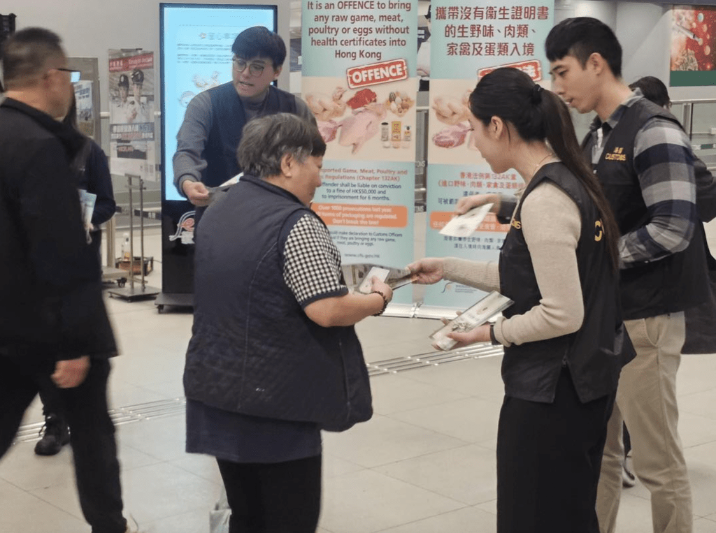 農曆新年將至，香港海關聯同食環署食物安全中心於周五（13日）加強在各邊境口岸的宣傳，並向市民派發《旅客過關小錦囊》和有關進口野味、肉類、家禽及蛋類入境的管制傳單，提醒市民切勿非法攜帶受規管食物到港。