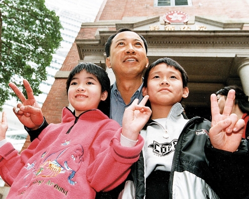 1999年-終審法院裁定港人內地所生子女擁有居港權，一直協助他們的何喜華在法院外展示勝利手勢。