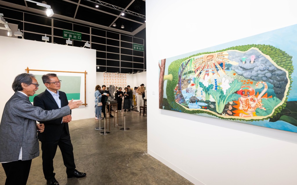 昨天陳茂波到訪Art Basel，與參展的藝廊負責人以及參觀的市民和訪客交流。陳茂波網誌