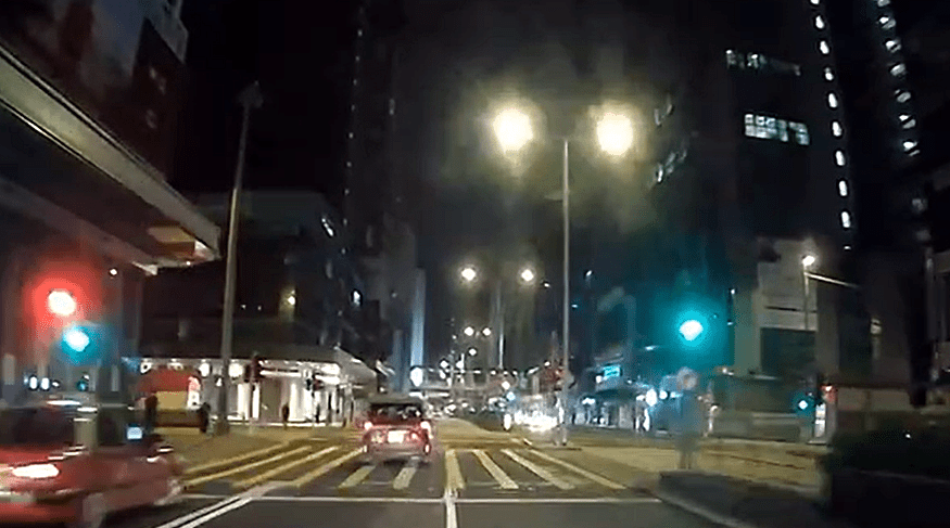 当时的士依交通灯绿灯驶过路口。fb中港改车斗阴影片关注组图片