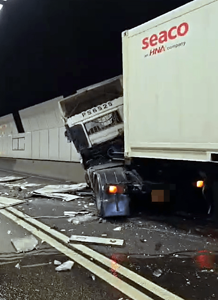 貨櫃車車頭損毀。fb：立腸台 全港資訊 Facebook 交通台