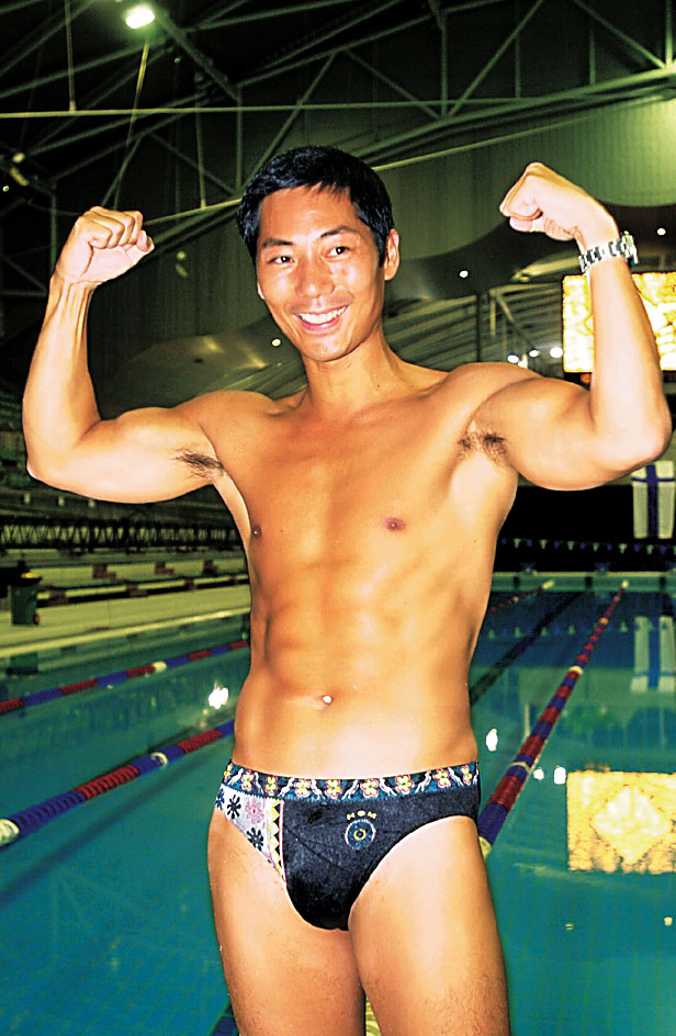邓浩光早年不时以肌肉男形象示人。