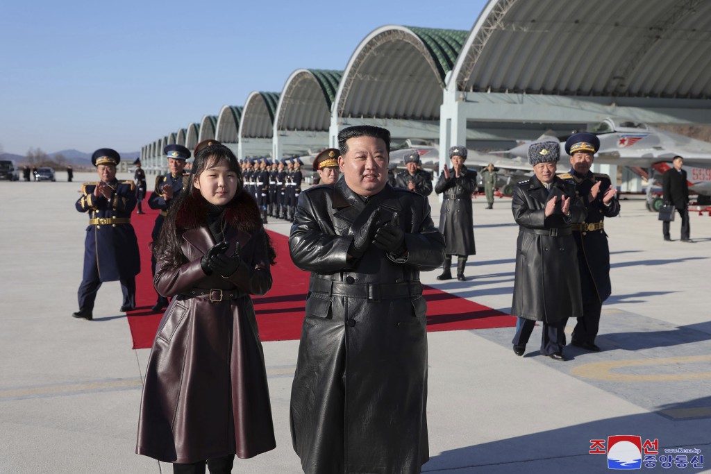 金正恩攜女兒金主愛到一處空軍聯隊視察。美聯社