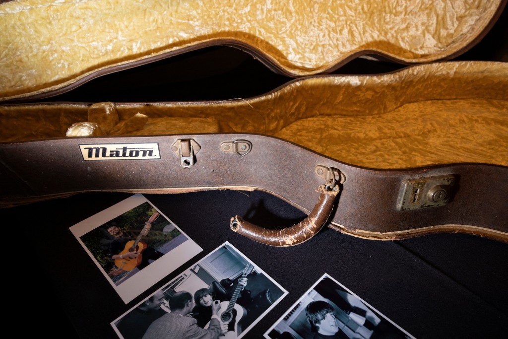 约翰连侬（John Lennon）的12弦Hootenanny结他盒。 路透社