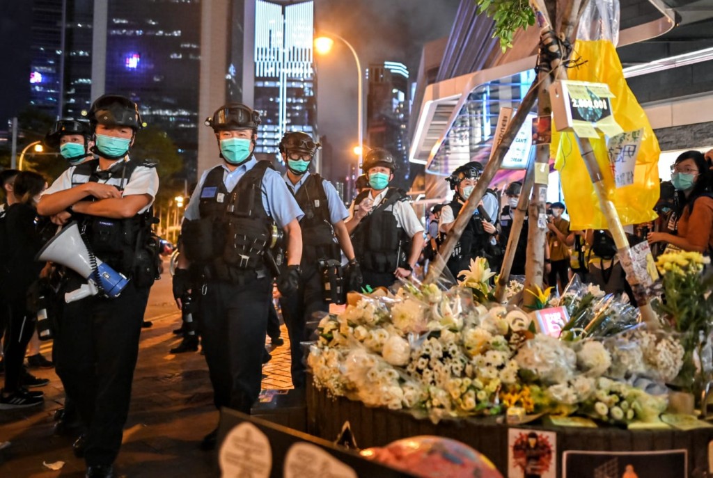 警方驅趕聚集人士。