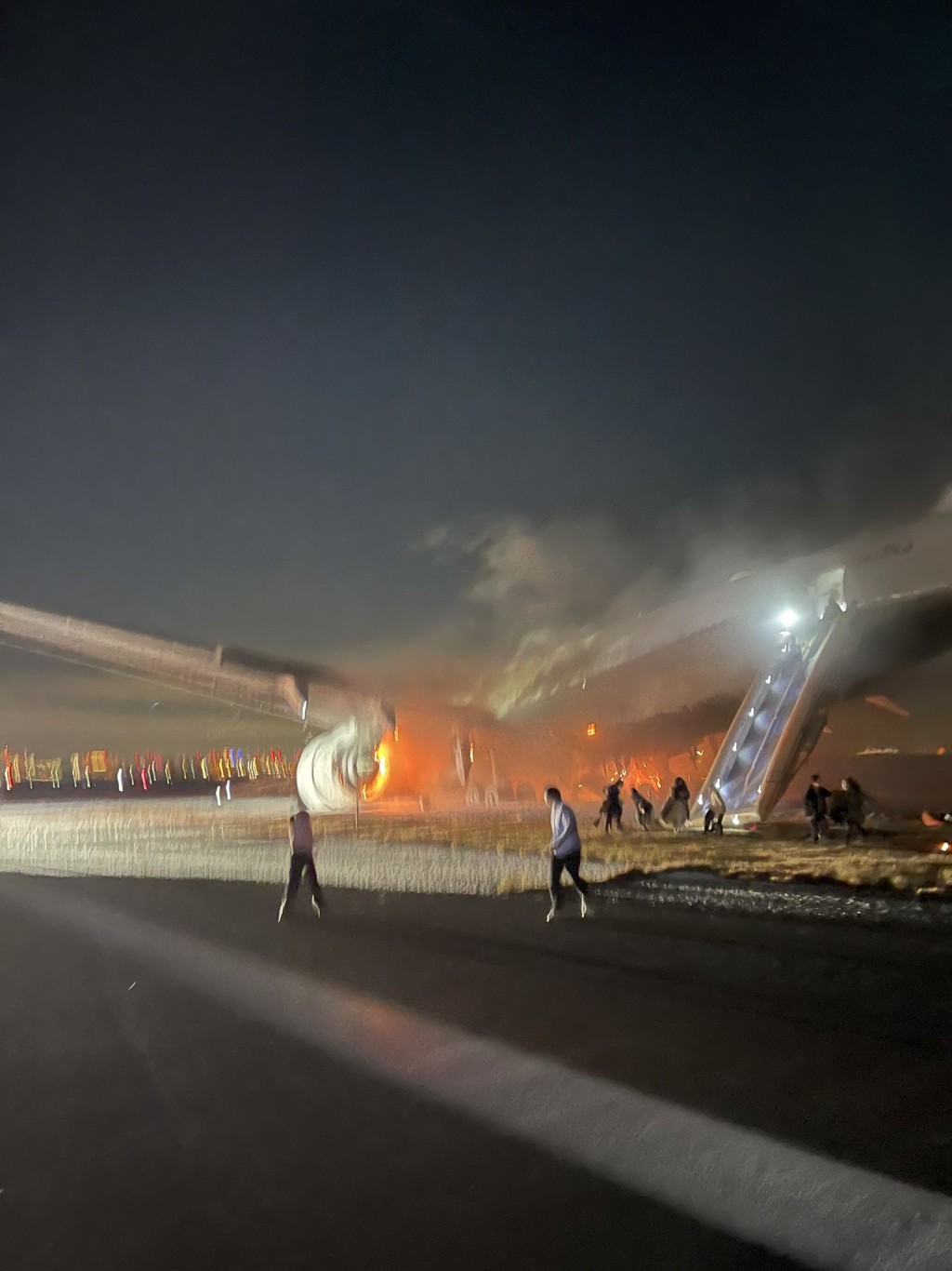 日航客机撞击起火后，全员近400名乘客与机组成功逃离，无人死亡。影片截图