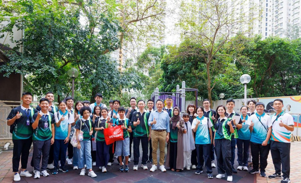 海關關長陳子達今日出席「國慶龍情關愛日2025」並擔任主禮嘉賓，與760位義工向長者送上關懷與祝福。海關FB圖片