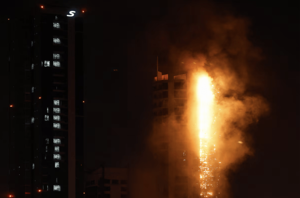 巴林一栋建筑遭伊朗炮火击中起火。路透社