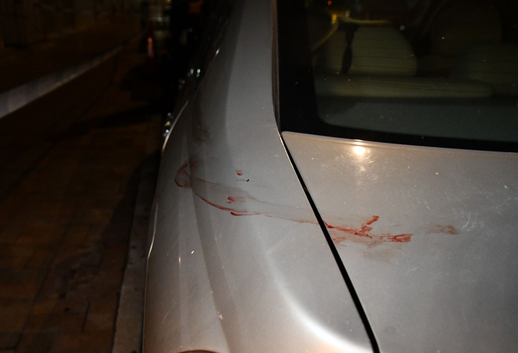 泊在路边的私家车亦染血。（资料图片）