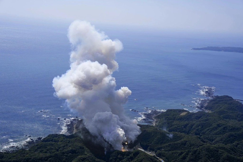 日本SpaceOne公司火箭試飛發生爆炸，冒出濃煙。 AP