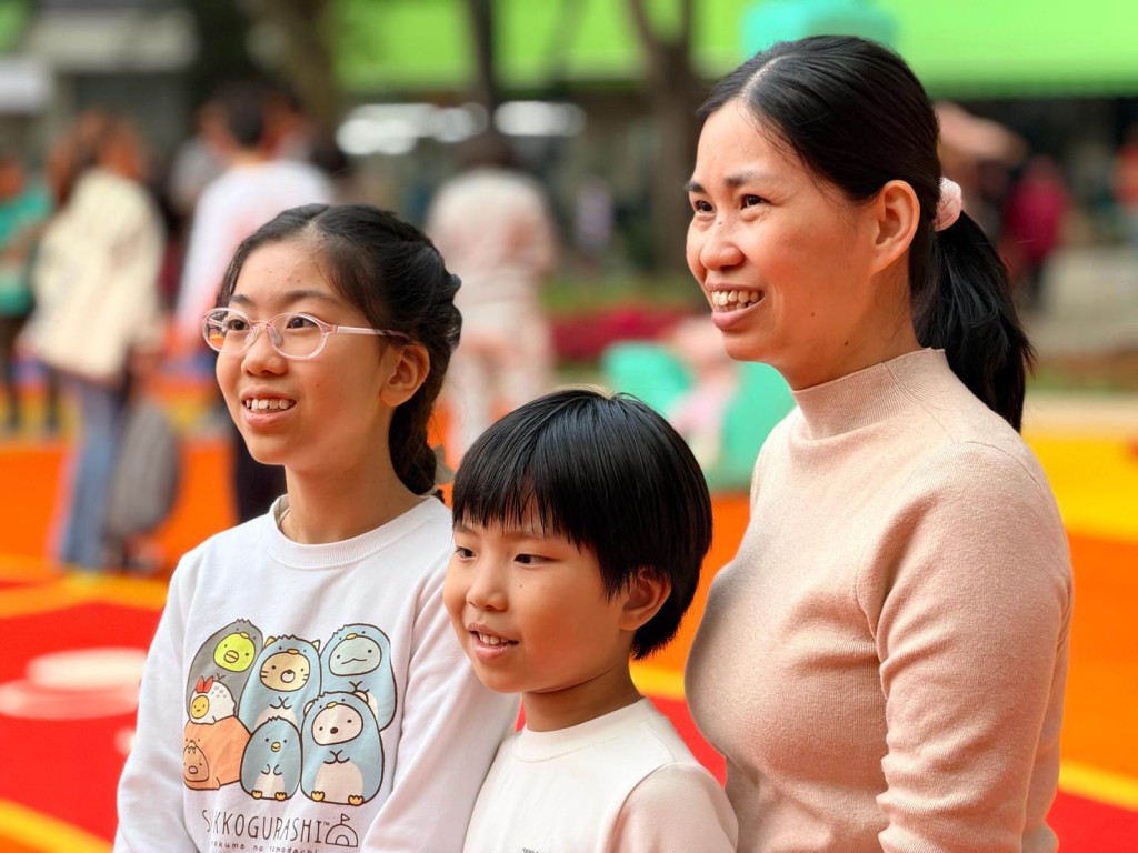 陳太認為，乙明邨的跨代共融遊樂空間為大、小朋友提供一起互動機會，有助促進感情，令相處更融洽。