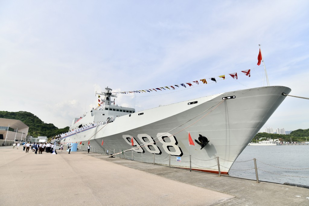 解放軍海軍戚繼光艦及沂蒙山艦組成艦艇編隊，今日（30日）赴港組織艦艇開放活動。圖為沂蒙山艦（舷號988）。