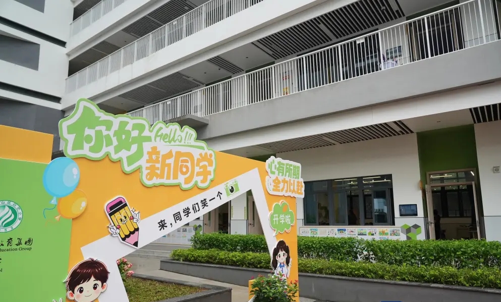 深圳白芒小学迁新校舍,配备人体工学午睡椅及自营饭堂。 南都 深圳白芒小学迁新校舍,配备人体工学午睡椅及自营饭堂。 南都