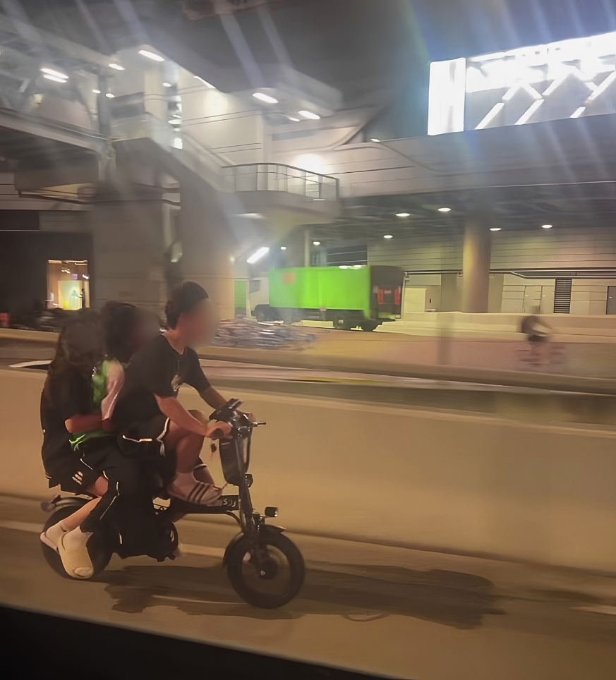 早前一名少年騎乘電動單車在元朗馬路疾駛，更載着兩名疑似未成年男女。（來源：emmilykwok@Threads）