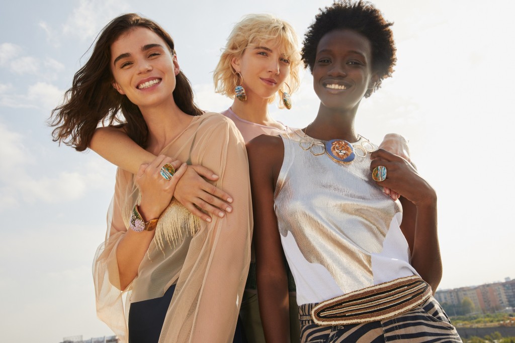 Max & Co.的全新&Co.LLABORATION精選系列，與來自埃及的跨領域藝術家兼工藝大師Fatma Mostafa合作，帶來融入埃及文化遺產元素的作品。