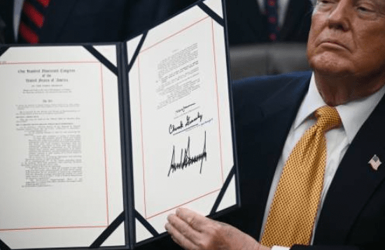 特朗普表示，對未用於美國AI的進口芯片徵收25%關稅。法新社