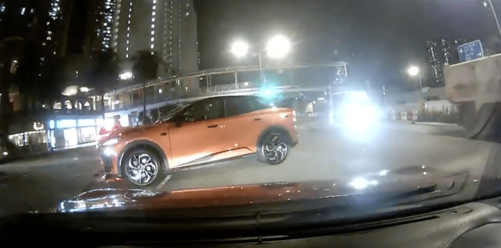 車禍後其中一輛私家車橫亙路中。fb@屯門公路塞車關注組 車禍後其中一輛私家車橫亙路中。fb@屯門公路塞車關注組