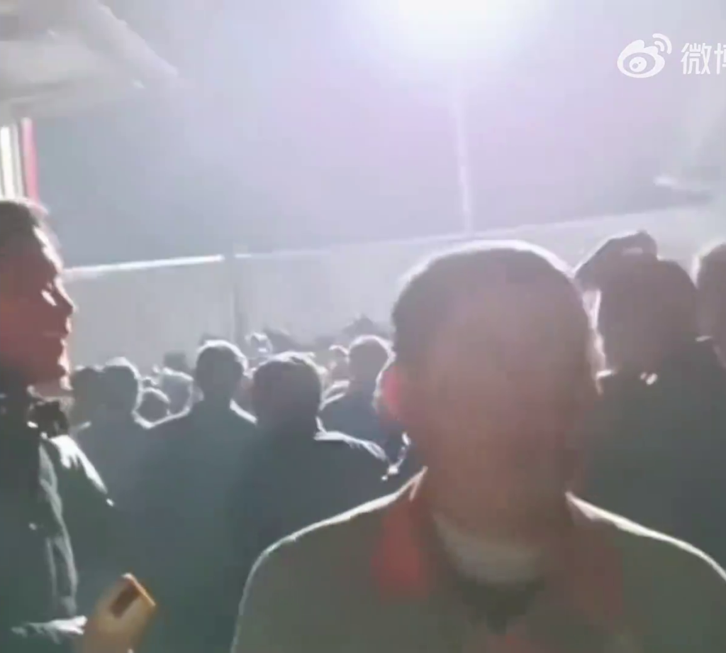 地盤現場聚集大量工人。