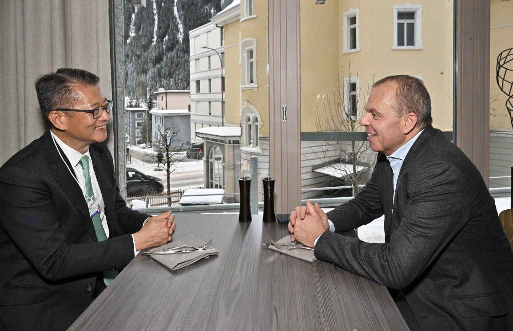 在出席世界经济论坛2023年会期间，财政司司长陈茂波（左）与基金公司EQT AB的管理合伙人Marcus Brennecke会面。（政府新闻处）