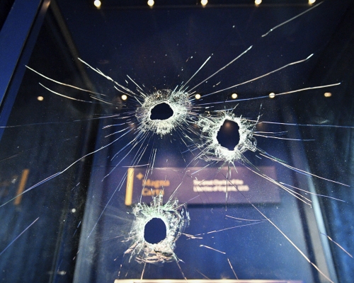 展櫃外層玻璃被鑿穿多個洞，內層玻璃完好無損。AP