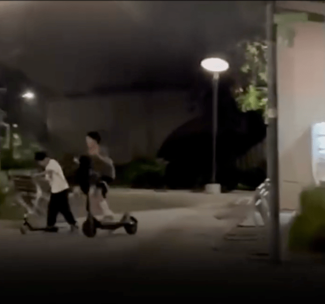 從網上影片可見，單車燃燒時至少3名青少年在旁。THREADS@hihihihihiiiihiihhiiiii