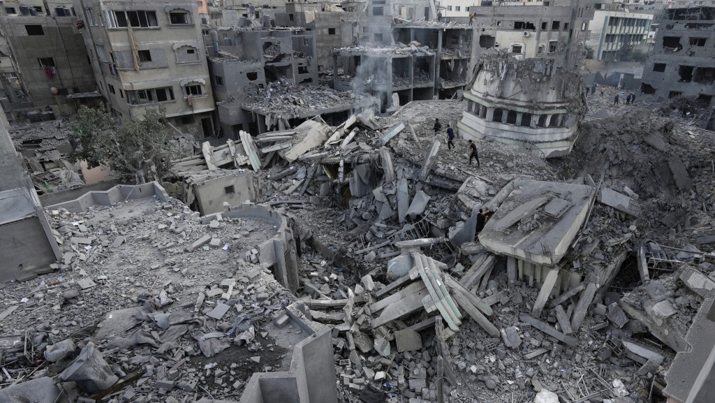 加沙沙提（Shati）難民營的亞辛清真寺被以色列空襲炸成廢墟。 美聯社