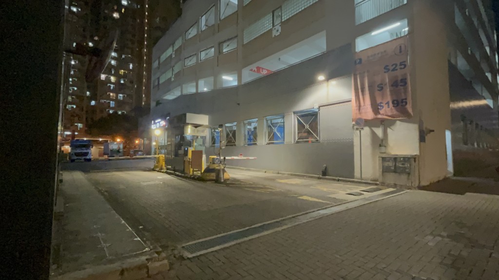 一對父女途經幸福邨停車場入口對開時,其嬰兒車被一名單車漢撞倒。楊偉亨攝 一對父女途經幸福邨停車場入口對開時,其嬰兒車被一名單車漢撞倒。楊偉亨攝
