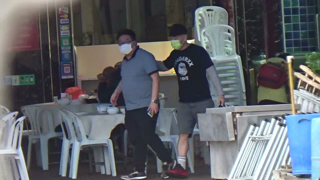 林保怡與友人離開時都戴番口罩,保護自己和他人。