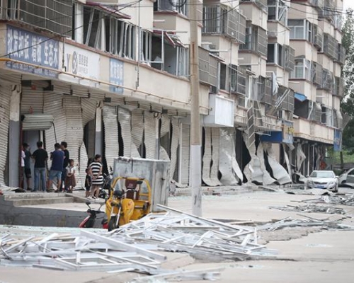 工厂区附近街道，居民楼的塑钢窗被震落及卷帘门全部扭曲变形。网图