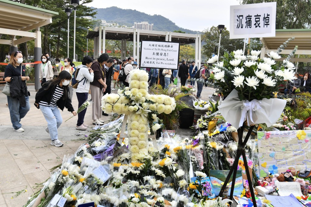 市民到現場獻花悼念。盧江球攝