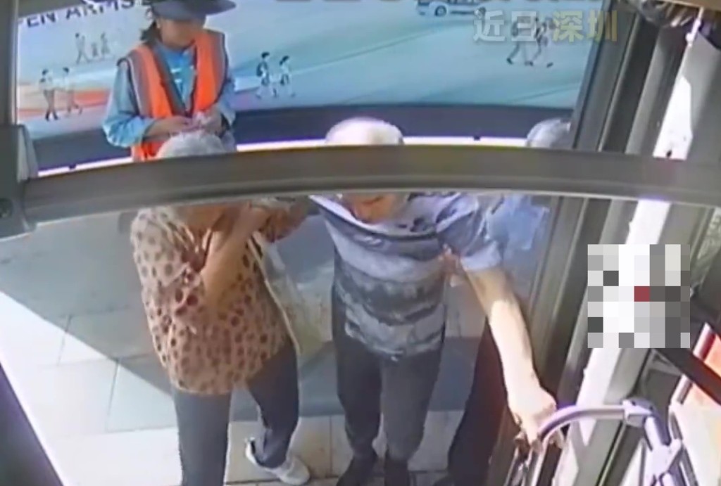 深圳巴士司机护送揸拐杖长者上车。
