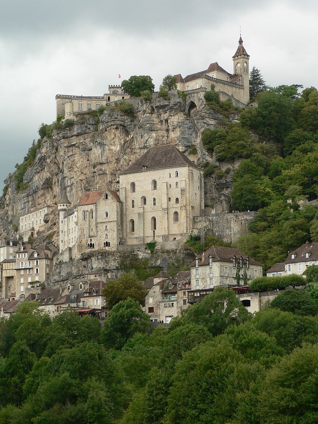 中世纪小镇罗卡马杜尔（Rocamadour）。 Wikimedia Commons