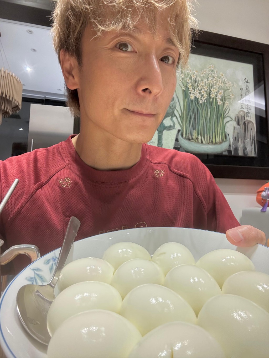 小方每日只靠24隻雞蛋充飢。