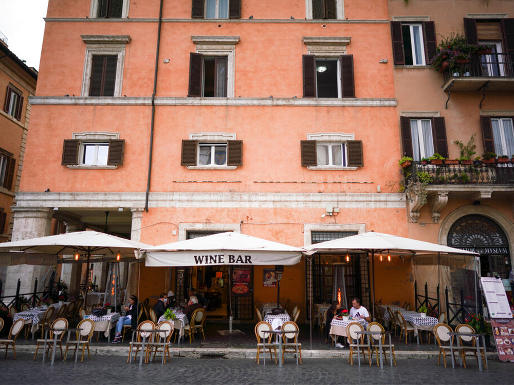 意大利许多小型企业迄今尚未从当时封锁造成的经济压力中喘过气来。AP图片