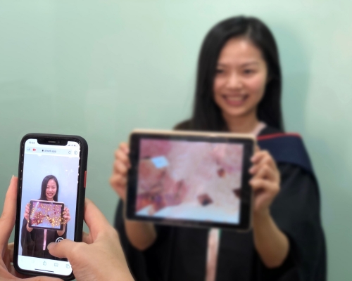 港大校友事務部製作Instagram濾鏡及AR網上應用程式，讓畢業生可拍攝三百六十度的全景畢業照。